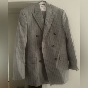 This a two piece suit. The suit is a size 40R in jacket and 34 in pants.